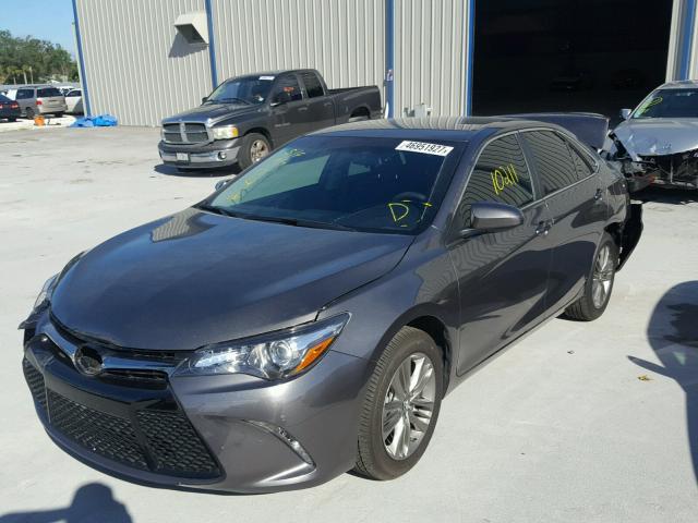 4T1BF1FK6HU388955 - 2017 TOYOTA CAMRY GRAY photo 2