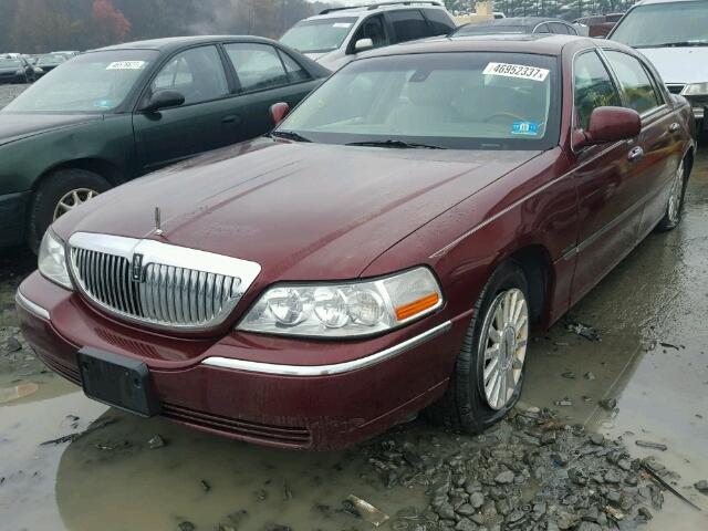 1LNHM82W33Y638168 - 2003 LINCOLN TOWN CAR S BURGUNDY photo 2