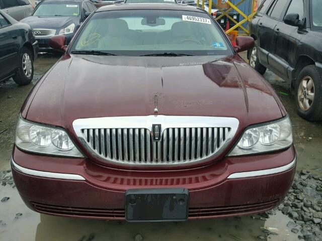 1LNHM82W33Y638168 - 2003 LINCOLN TOWN CAR S BURGUNDY photo 9