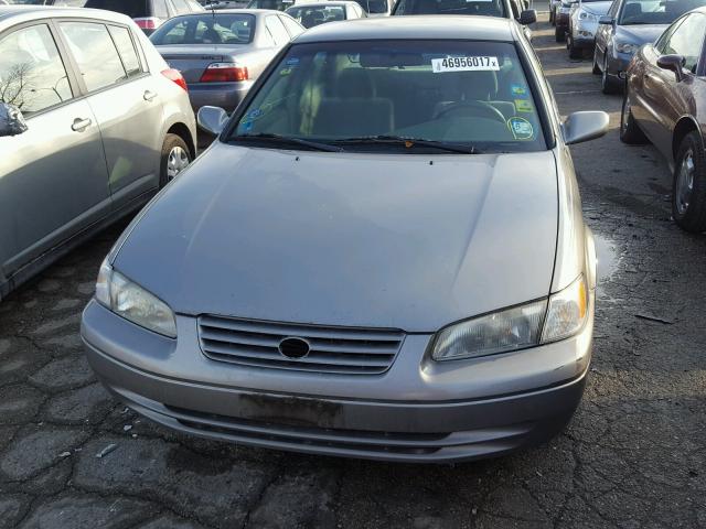 4T1BG22K9WU354921 - 1998 TOYOTA CAMRY CE GRAY photo 9