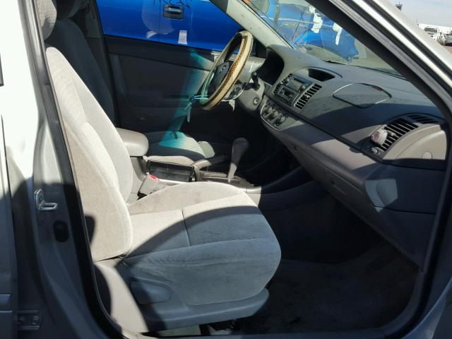 4T1BE32K82U070931 - 2002 TOYOTA CAMRY LE ვერცხლისფერი ფოტო 5