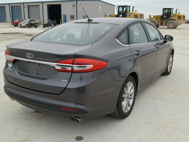 3FA6P0H72HR305606 - 2017 FORD FUSION SE GRAY photo 4