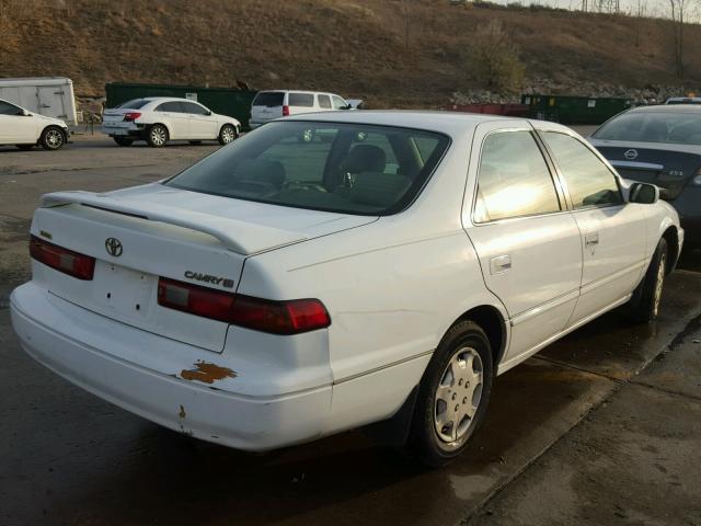 4T1BG22KXWU229605 - 1998 TOYOTA CAMRY CE WHITE photo 4