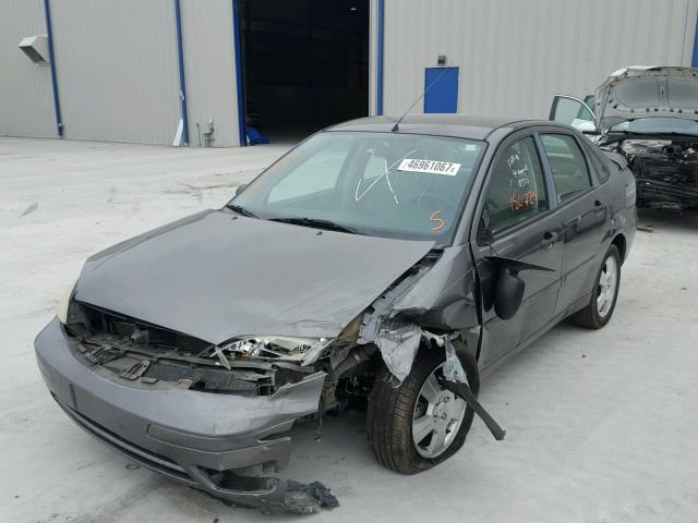 1FAHP34N87W271682 - 2007 FORD FOCUS ZX4 GRAY photo 2