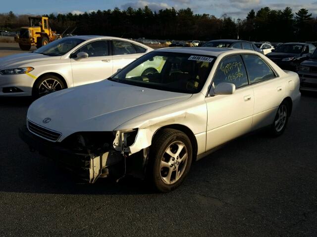 JT8BF28G810292338 - 2001 LEXUS ES 300 WHITE photo 2