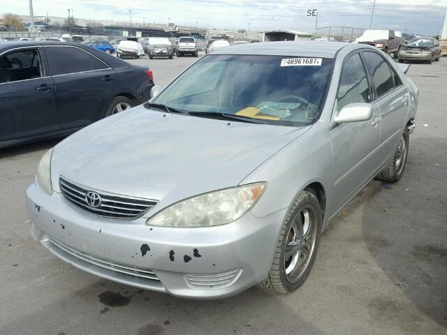 4T1BE32K05U066795 - 2005 TOYOTA CAMRY LE GRAY photo 2