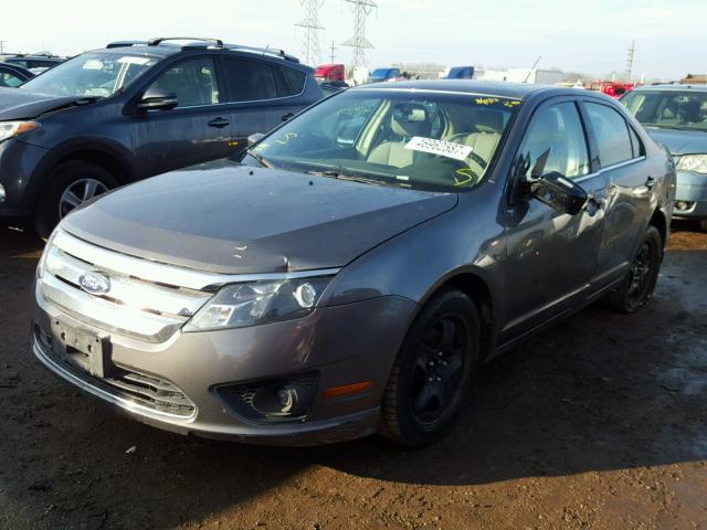 3FAHP0HAXBR231590 - 2011 FORD FUSION SE GRAY photo 2