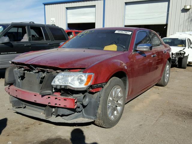 2C3CA5CG1BH546437 - 2011 CHRYSLER 300 LIMITE RED photo 2