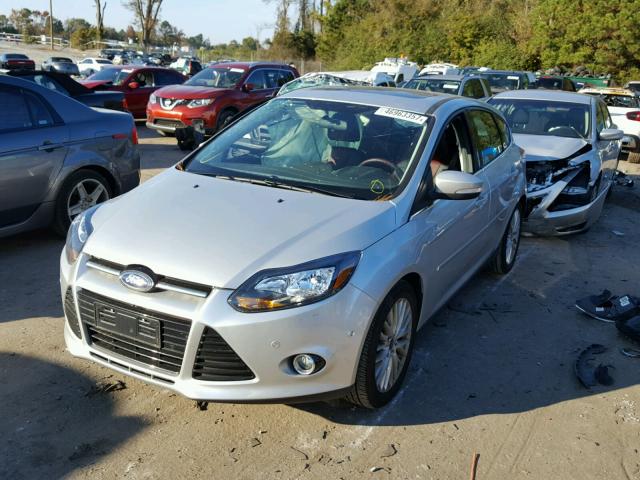 1FADP3N27DL128562 - 2013 FORD FOCUS TITA SILVER photo 2