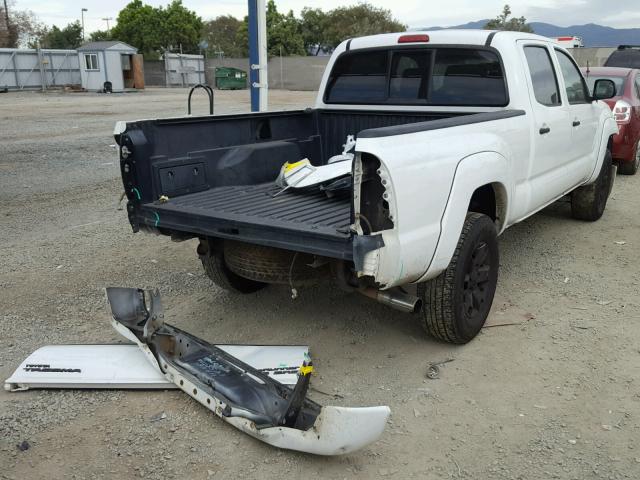 5TEKU72N95Z004327 - 2005 TOYOTA TACOMA DOU WHITE photo 4