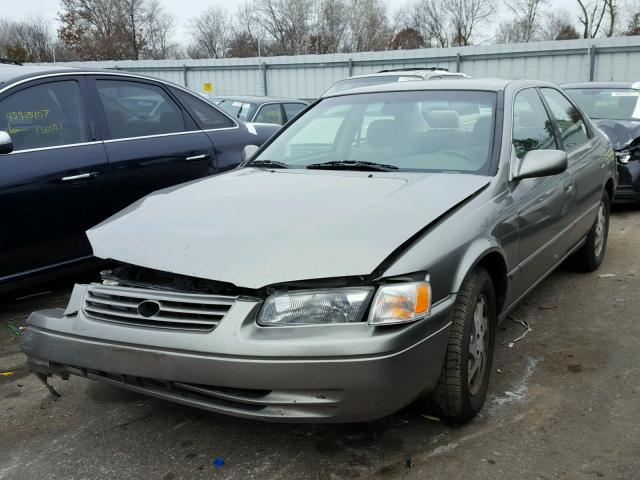 4T1BF22KXWU068191 - 1998 TOYOTA CAMRY CE GRAY photo 2