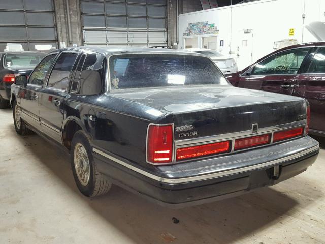 1LNLM81W6VY744029 - 1997 LINCOLN TOWN CAR BLACK photo 3