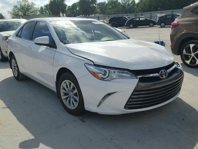 4T1BF1FK7HU709076 - 2017 TOYOTA CAMRY LE 白色 照片 1