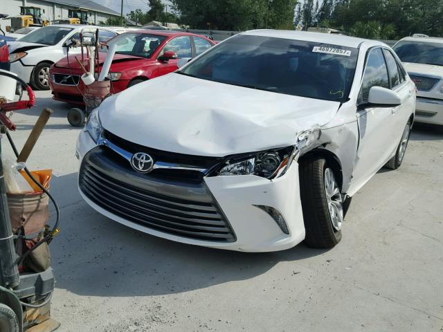 4T1BF1FK7HU709076 - 2017 TOYOTA CAMRY LE 白色 照片 2