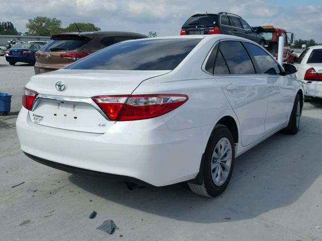 4T1BF1FK7HU709076 - 2017 TOYOTA CAMRY LE 白色 照片 4