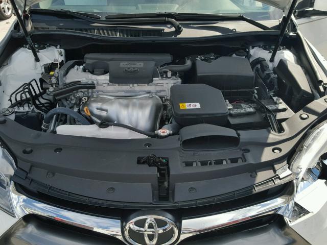 4T1BF1FK7HU709076 - 2017 TOYOTA CAMRY LE 白色 照片 7