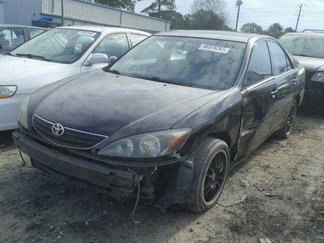JTDBE32K520028020 - 2002 TOYOTA CAMRY LE შავი ფოტო 2
