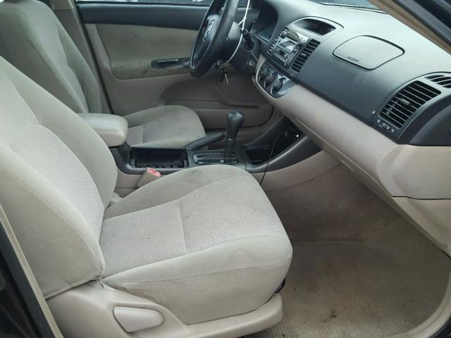 JTDBE32K520028020 - 2002 TOYOTA CAMRY LE შავი ფოტო 5