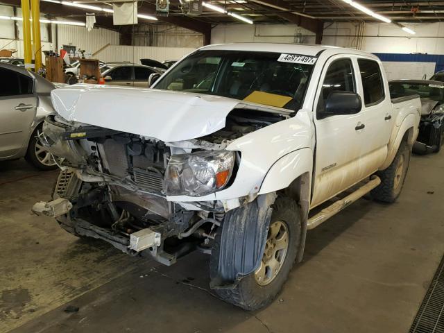 5TELU4EN6AZ727268 - 2010 TOYOTA TACOMA DOU WHITE photo 2