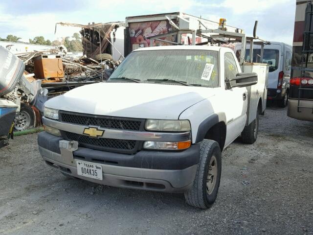 1GBHC24U12Z150589 - 2002 CHEVROLET SILVERADO WHITE photo 2