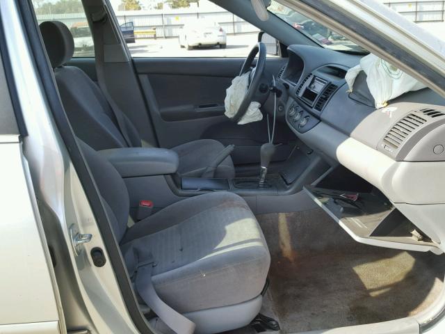 JTDBE32K353026303 - 2005 TOYOTA CAMRY LE SILVER photo 5