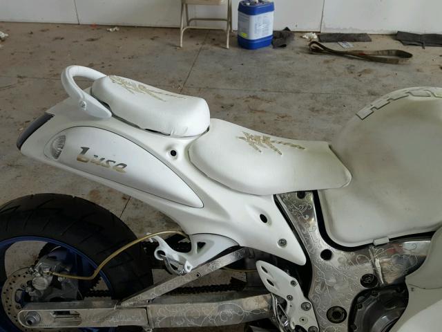 JS1GX72A2B2101938 - 2011 SUZUKI GSX1300 R WHITE photo 6