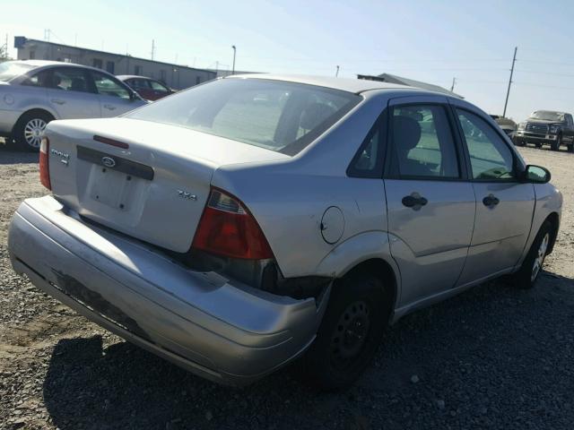 1FAFP34N65W281440 - 2005 FORD FOCUS ZX4 SILVER photo 4