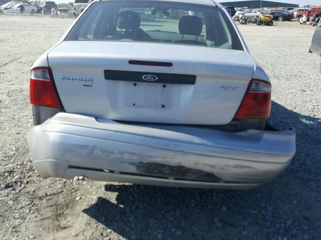 1FAFP34N65W281440 - 2005 FORD FOCUS ZX4 SILVER photo 9