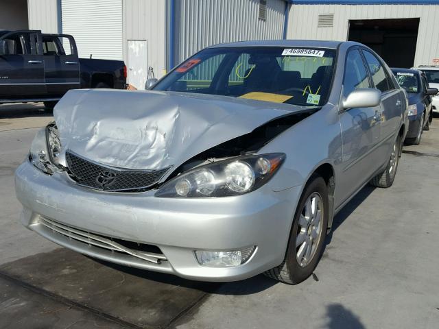 4T1BA32K05U041584 - 2005 TOYOTA CAMRY SE SILVER photo 2