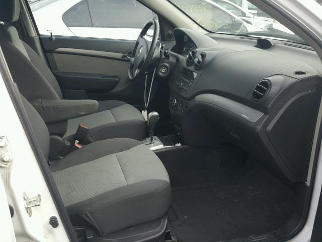 KL1TD66E69B646739 - 2009 CHEVROLET AVEO LS WHITE photo 5