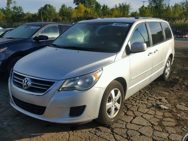 2V4RW3DG4BR766441 - 2011 VOLKSWAGEN ROUTAN SE SILVER photo 2