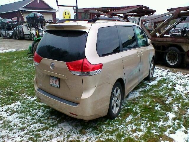 5TDKK3DC1ES473435 - 2014 TOYOTA SIENNA LE GOLD photo 4