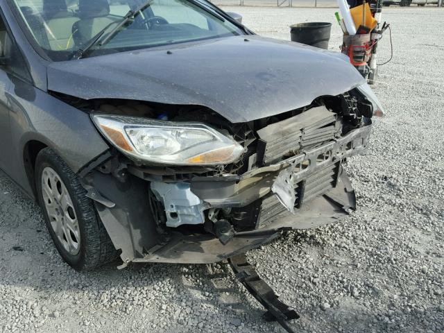 1FAHP3F2XCL466889 - 2012 FORD FOCUS SE GRAY photo 9