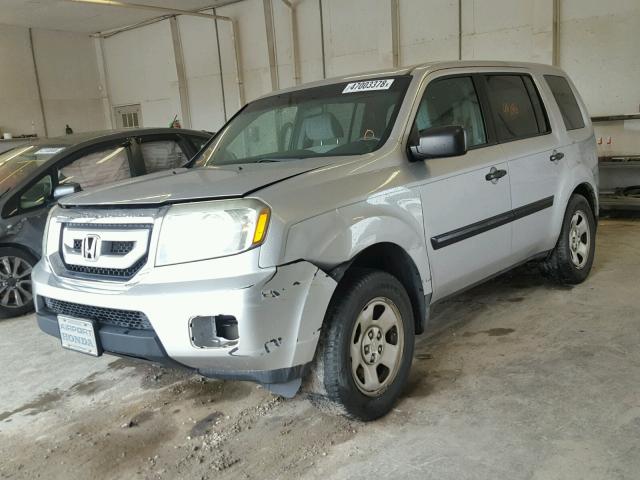 5FNYF3H26BB026714 - 2011 HONDA PILOT LX SILVER photo 2