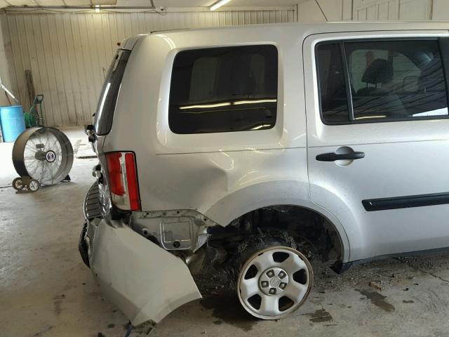 5FNYF3H26BB026714 - 2011 HONDA PILOT LX SILVER photo 9