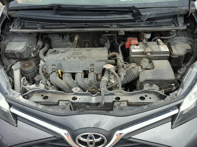 VNKKTUD31GA066015 - 2016 TOYOTA YARIS L GRAY photo 7