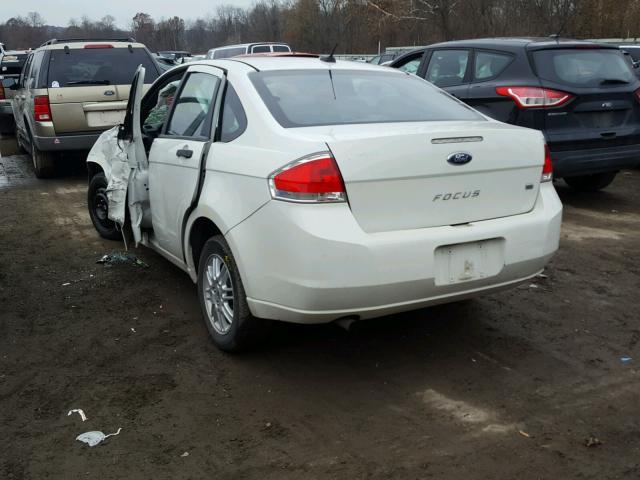 1FAHP3FN2AW278325 - 2010 FORD FOCUS SE WHITE photo 3