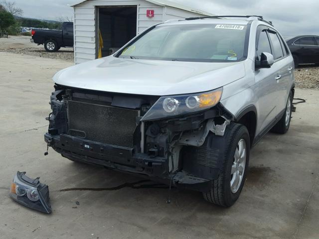 5XYKT4A65CG244123 - 2012 KIA SORENTO BA SILVER photo 2