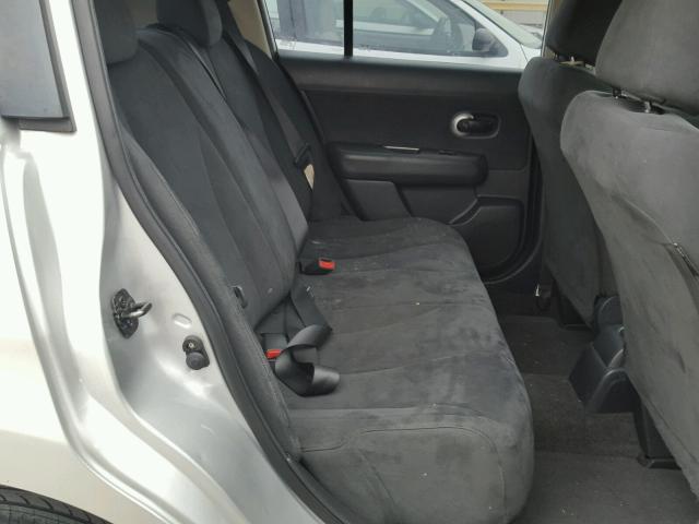 3N1BC13E48L353601 - 2008 NISSAN VERSA S GRAY photo 6