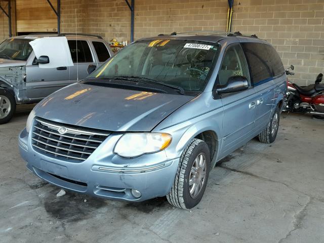 2C8GP64L55R243302 - 2005 CHRYSLER TOWN & COU BLUE photo 2