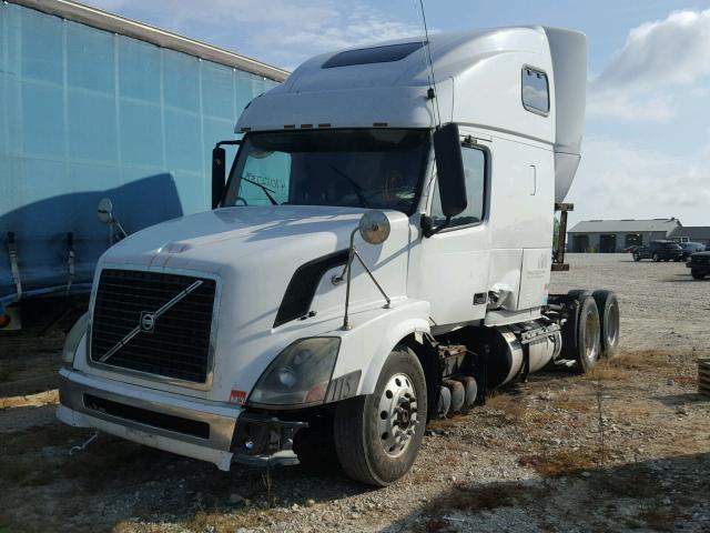 4V4NC9GH06N400945 - 2006 VOLVO VN VNL WHITE photo 2