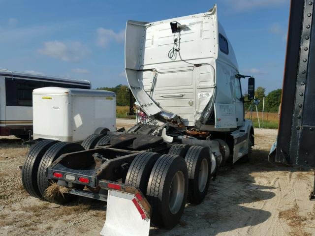 4V4NC9GH06N400945 - 2006 VOLVO VN VNL WHITE photo 4