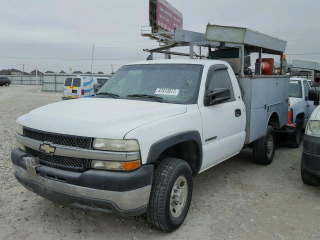 1GBHC24U62Z202041 - 2002 CHEVROLET SILVERADO WHITE photo 2