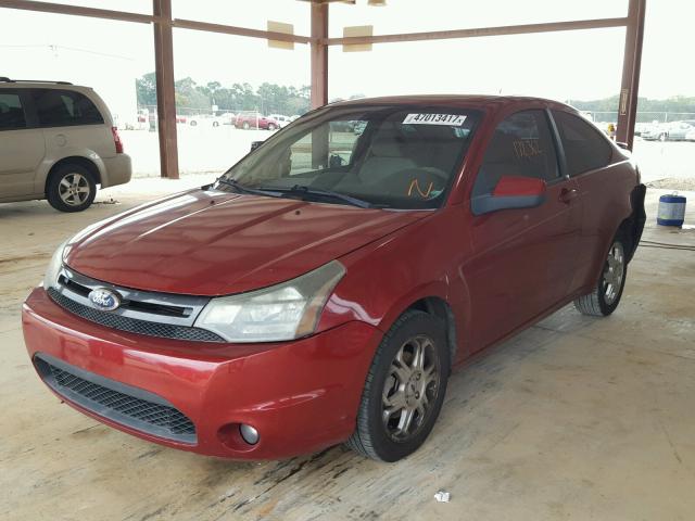 1FAHP32N09W190701 - 2009 FORD FOCUS SE RED photo 2