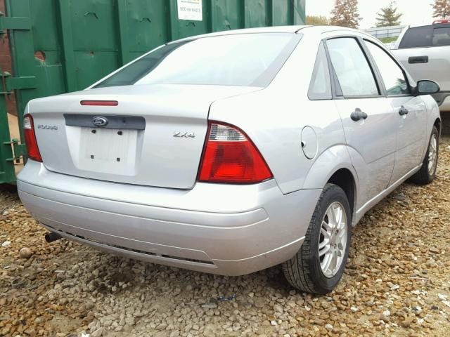 1FAFP34N06W185465 - 2006 FORD FOCUS ZX4 SILVER photo 4