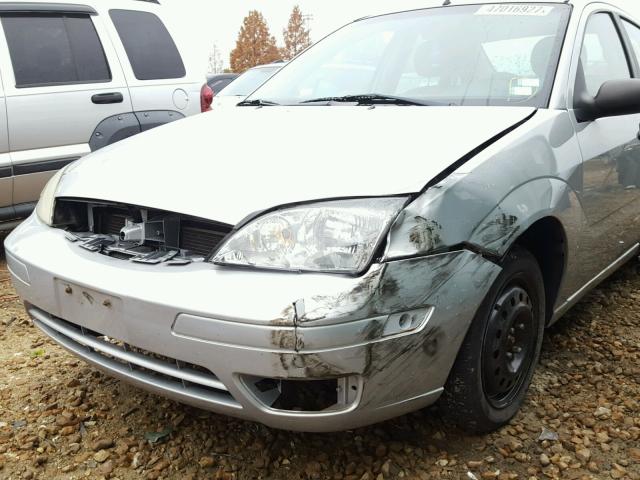 1FAFP34N06W185465 - 2006 FORD FOCUS ZX4 SILVER photo 9