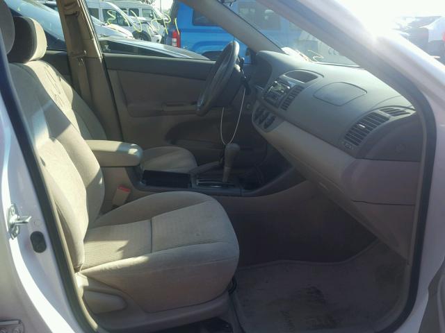 4T1BE32K32U071937 - 2002 TOYOTA CAMRY LE 白色 照片 5