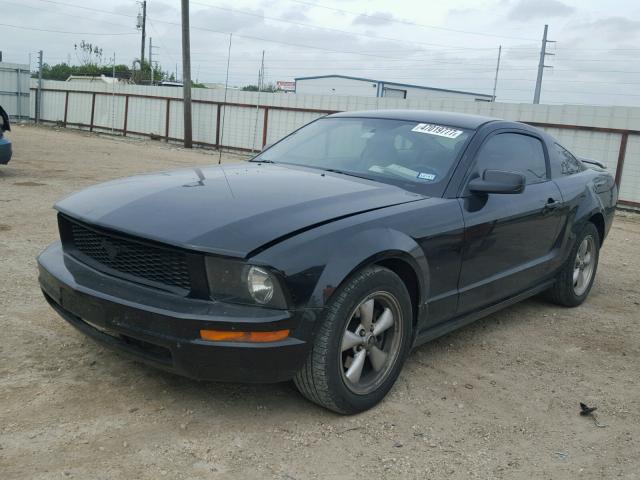 1ZVFT80N565190902 - 2006 FORD MUSTANG BLACK photo 2