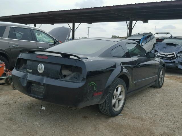 1ZVFT80N565190902 - 2006 FORD MUSTANG BLACK photo 4