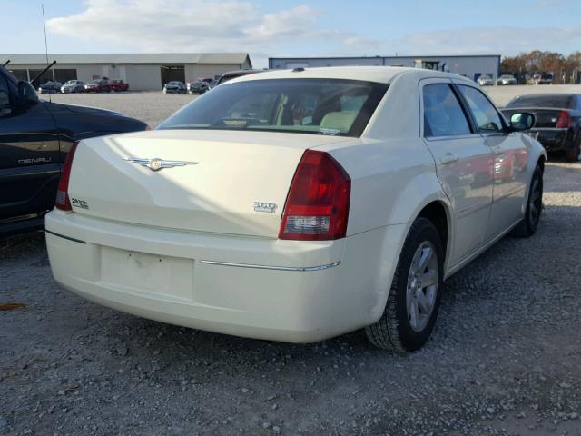 2C3KA53G07H812887 - 2007 CHRYSLER 300 TOURIN WHITE photo 4